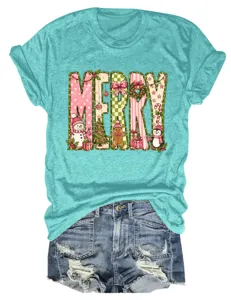 Detailansicht des weihnachtlichen MERRY Grafikdrucks auf dem schönen türkisfarbenen T-Shirt.