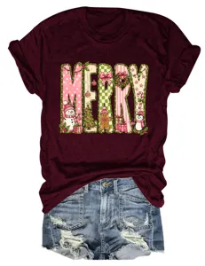 Damen burgunderrotes kurzarm t-shirt mit süßem weihnachten merry motiv und jeansshorts.