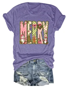 Lila Kurzarm T-Shirt Detail mit weihnachtlichem MERRY Grafikprint, Schneemann und Pinguin.