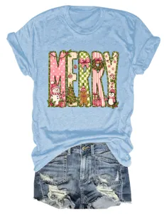 Damen Freizeit hellblau Kurzarm T-Shirt mit süßem Weihnachtsmotiv MERRY und Jeansshorts.