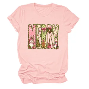 Rosa Weihnachtsgrafik T-Shirt für Damen mit MERRY-Buchstaben, Schneemann und niedlichen Motiven.