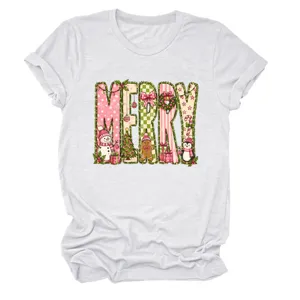 Nahaufnahme Detail des weißen Damen Rundhals Kurzarm T Shirts mit rosa Weihnachtsgrafik.