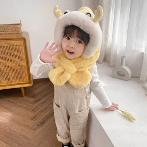 Dettaglio del simpatico cappello invernale in peluche per bambini, design caldo con paraorecchie.
