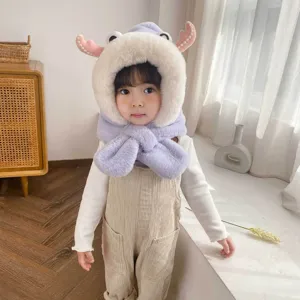 Vista dettagliata del simpatico set cappello e sciarpa in peluche per bambini, cappuccio caldo.