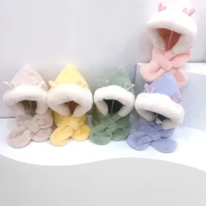 Dettaglio sciarpa con cappuccio neonato peluche, pile morbido caldo cappello invernale bimbi.