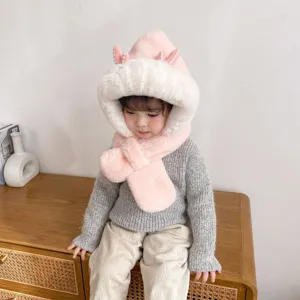 Simpatico cappello invernale in peluche per neonati con sciarpa e orecchie di perle.