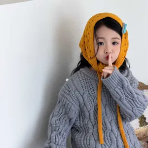 Bufanda triangular de punto hueco para niños lindo cordón amarillo pañuelo transpirable