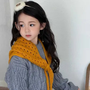 Bufanda triangular de punto calado para niños, elegante cuello amarillo para el otoño.