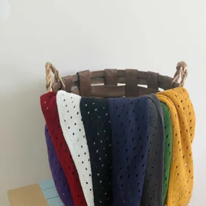 Detalle de pañuelo triangular de punto calado multicolor, calentador de cuello y bandana transpirable.