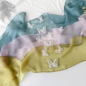 Set di sciarpe in chiffon con delicate applicazioni di farfalle ricamate bianche. Tessuto morbido.