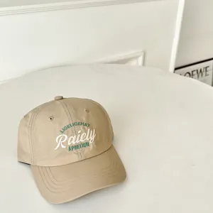 Gedetailleerd overzicht van de beige kinder sneldrogende zachte top honkbalpet met chique borduursel.
