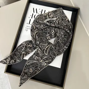 Κομψό μεταξωτό τριγωνικό μαντήλι με μοτίβο paisley και λεπτή δαντελωτή μπορντούρα, μαλακό και ελαφρύ.