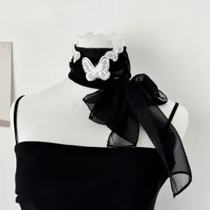 Sciarpa girocollo farfalla in chiffon nero, elegante dettaglio in pizzo e perla.