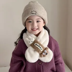 Vista detallada del pañuelo de felpa suave y gorro de punto para niños en invierno.