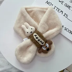 Detalle en primer plano de bufanda de invierno de felpa para niños con conejito y perrito.