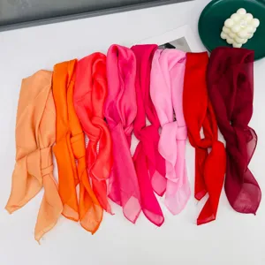 Foulard in seta sottile color caramella da donna, elegante sciarpa e copricapo per stile letterario.