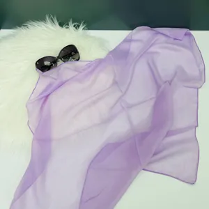Dettaglio di piccolo fazzoletto quadrato in chiffon viola chiaro con tessitura morbida e liscia.