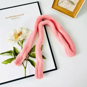 Sciarpa stretta in maglia rosa da donna, lungo accessorio di moda invernale colore caramella.