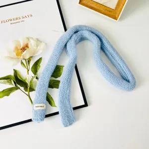 Sciarpa a maglia stretta azzurro chiaro da donna, lungo fazzoletto decorativo per la primavera autunno.