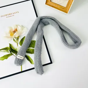 Sciarpa lunga e stretta in maglia grigia moda tendenza donna foulard primavera autunno