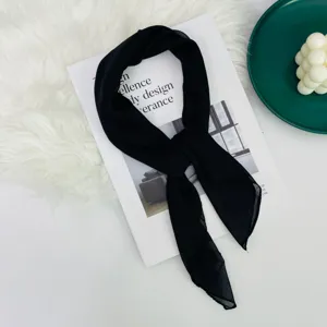Foulard in seta sottile nero da donna, sciarpa elegante, accessorio moda leggero per tutti i giorni.
