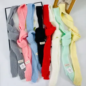 Sciarpa sottile e lunga in maglia colorata da donna, accessorio di moda elegante per la primavera.