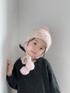 Joli bonnet d'hiver en tricot chaud pour enfants style coréen avec protège-oreilles, détails roses.
