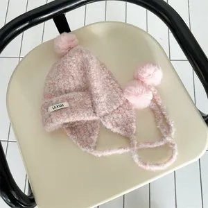 Bonnet d'hiver en tricot rose pour enfants avec pompons mignons et cache-oreilles.