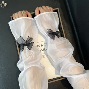 Femmes été doux manchons blancs glacés transparents respirants protection solaire avec nœuds noirs.
