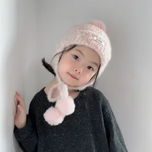 Joli bonnet en tricot chaud d'hiver pour enfants avec cache-oreilles et pompons, bonnet rose confortable