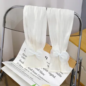 Vue détaillée des manches de protection solaire en soie glacée blanche avec nœud doux.