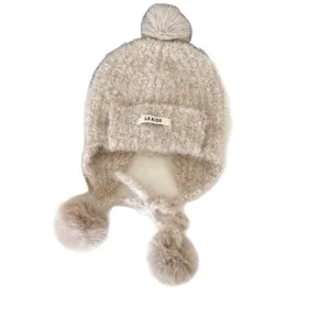 Bonnet tricoté chaud d'hiver pour enfants avec cache-oreilles et design de pompon en peluche.