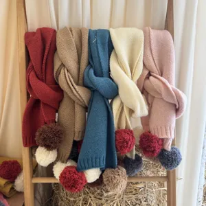 Écharpe tricot enfants pompons colorés, tour de cou chaud hiver pour filles et garçons.