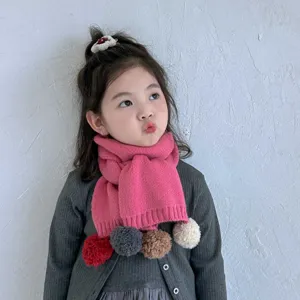 Écharpe tricotée pour enfants avec pompons colorés, tour de cou chaud et douillet pour filles.