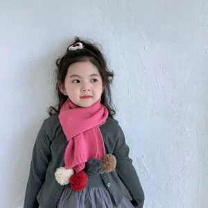 Écharpe en tricot pour enfants avec pompons colorés cache-cou chaud vue de détail