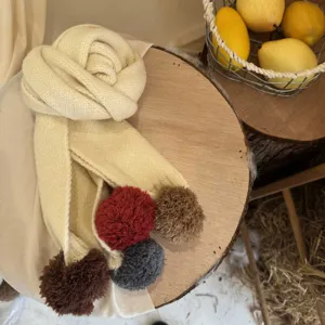 Écharpe tricotée d'hiver pour enfants avec des détails pompons colorés, douce et chaude pour tous.