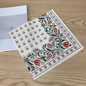 Vista detallada del pañuelo cuadrado pequeño de algodón con diseño floral vintage.