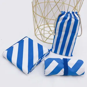 Σετ πετσέτας παραλίας ριγέ μπλε και λευκό από μικροΐνες με τσάντα αποθήκευσης λεπτομέρεια.