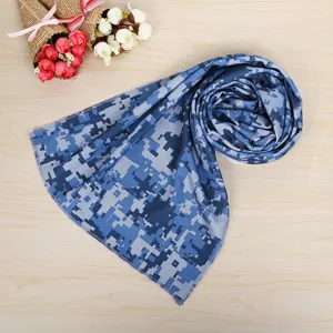 Toalla deportiva refrescante con diseño de camuflaje digital azul para actividades de verano.