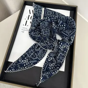 Μπλε σκούρο τριγωνικό μαντήλι με σχέδιο paisley και κομψή λευκή δαντελωτή άκρη.