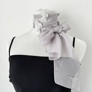 Foulard da collo in chiffon grigio con applicazioni di farfalle in pizzo e fiocco elegante.