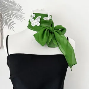 Sciarpa stretta in chiffon verde con farfalla di pizzo bianco, accessorio per collo dolce.