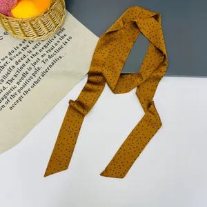 Sciarpa in seta lunga a pois elegante foulard da collo e accessorio per borsa chic