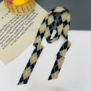 Elegante sciarpa lunga in seta con motivo argyle nastro foulard accessorio moda donna.