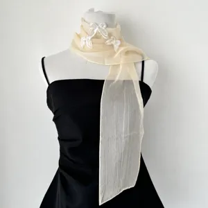 Sciarpa stretta in chiffon con ricamo di farfalla bianca, elegante accessorio per collo.