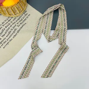 Sciarpa a nastro lunga e chic con motivo pied-de-poule e righe verdi, foulard versatile.