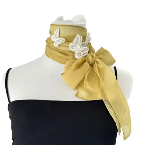 Sciarpa stretta in chiffon con decorazione di perle di farfalla in pizzo bianco elegante.