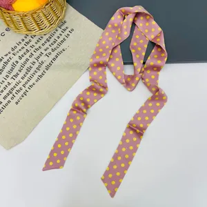 Lungo nastro sciarpa in seta rosa a pois gialli, elegante accessorio per capelli foulard versatile.