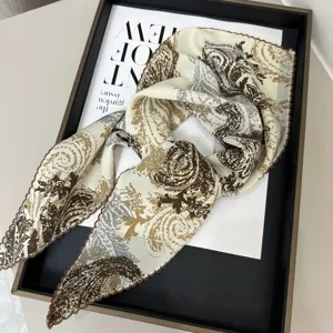 Εκομψό vintage paisley μεταξωτό τριγωνικό μαντήλι με λεπτή δαντελωτή άκρη.