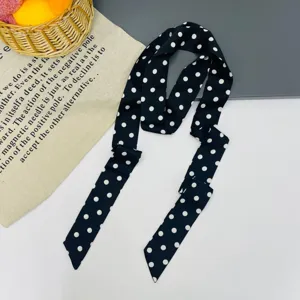 Chic foulard di seta a pois nero e bianco, fazzoletto versatile e nastro per capelli alla moda.
